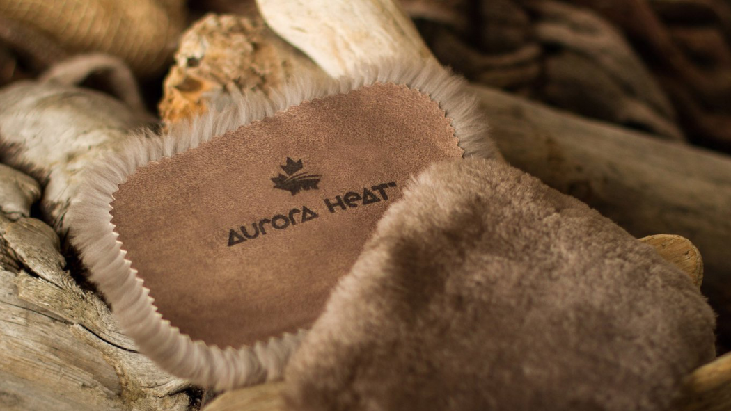 Étiquette affichant la marque Aurora Heat, apposée à l’endos d’un article de fourrure véritable