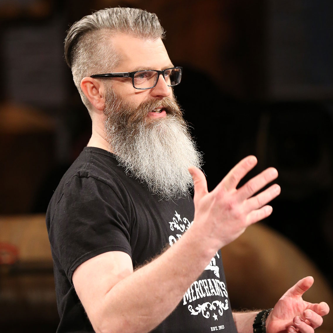 Matt White, fondateur de Sussex Beard Oil Merchants, présente ses produits durant l’émission télévisée Dragons' Den.