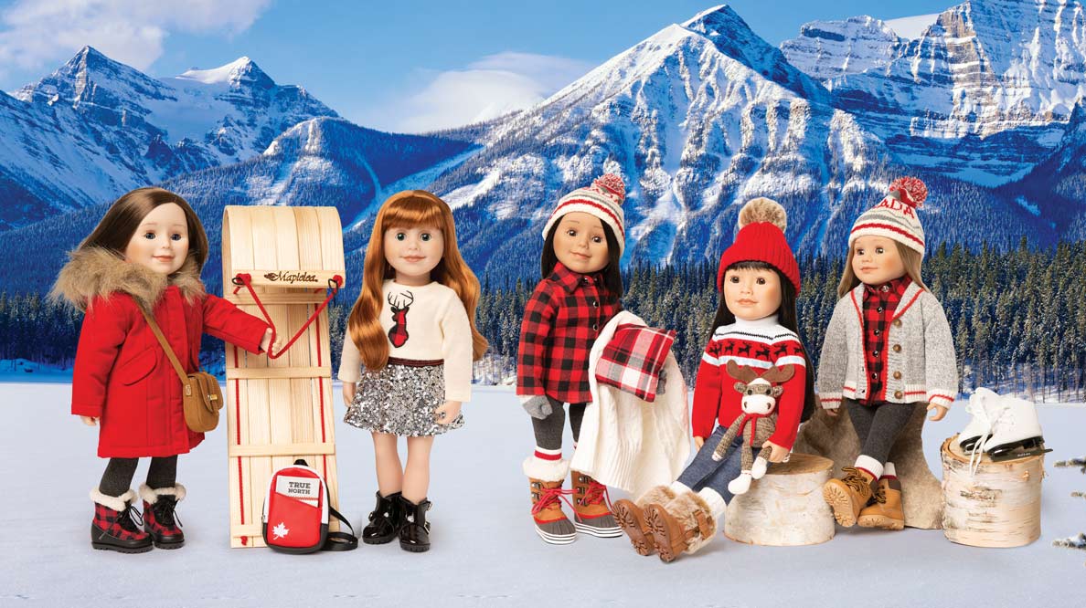 Poupées Maplelea à thématique canadienne devant un arrière-plan des Rocheuses.