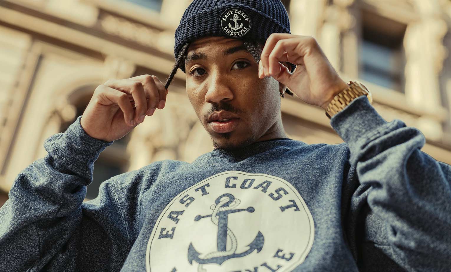 Un homme porte un coton ouaté East Coast Lifestyle.