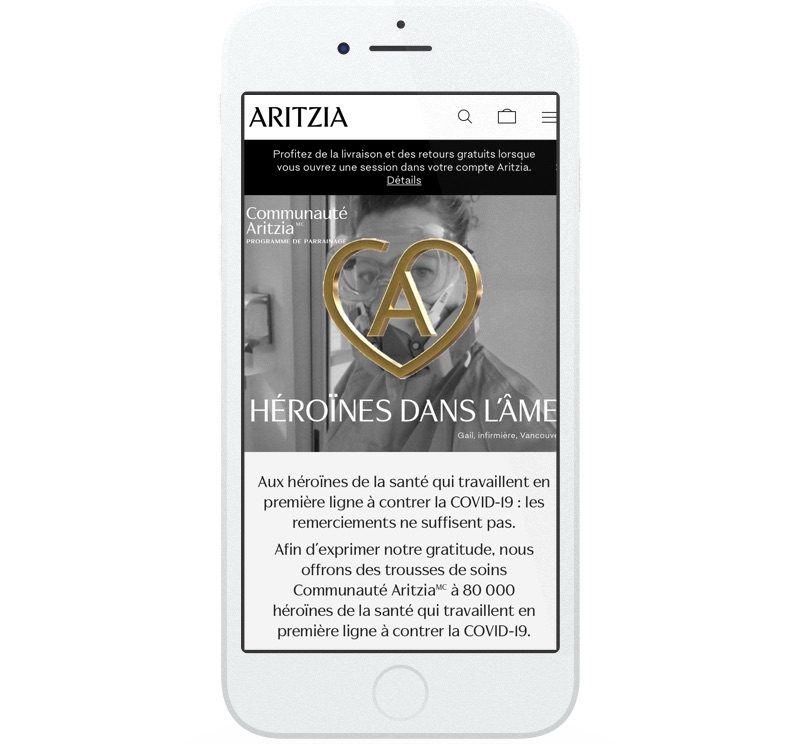 Sur son site Web, Aritzia fait la promotion de ses options de livraison et de retour d’article sans frais. L’entreprise met aussi de l’avant son initiative de soutien à la collectivité : la distribution de trousses de soins pour les femmes qui travaillent en première ligne dans le secteur de la santé.