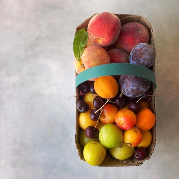 Un panier de fruits à noyau de Bushel & Peck provenant de la ferme.