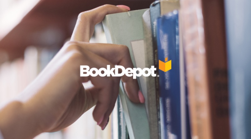 Une femme prend un livre dans une bibliothèque. Logo de l’entreprise BookDepot.