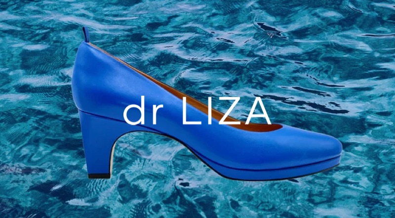 Une publicité pour les chaussures dr LIZA montrant un soulier à talon haut bleu.