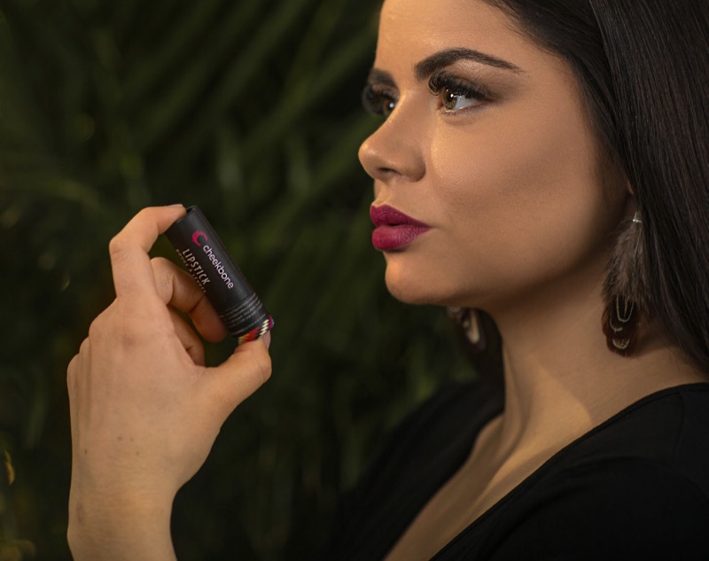 Jennifer Harper, fondatrice et directrice générale de Cheekbone Beauty, tient un rouge à lèvres de la marque