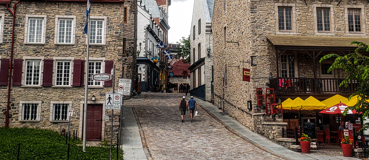 Des maisons et une allée de pierres à Québec, en été. 