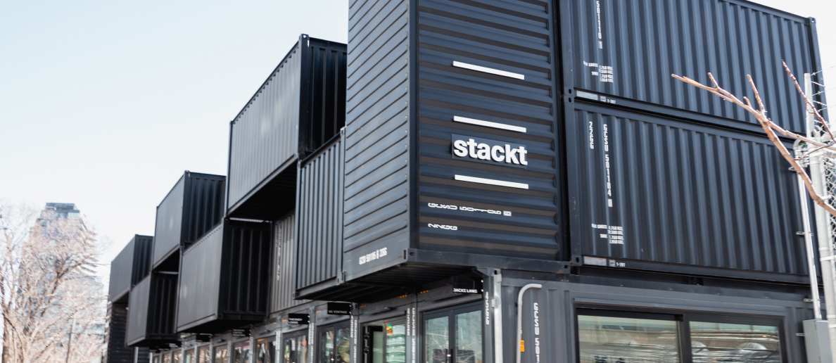 Le marché Stackt de Toronto, construit à partir de conteneurs recyclés.