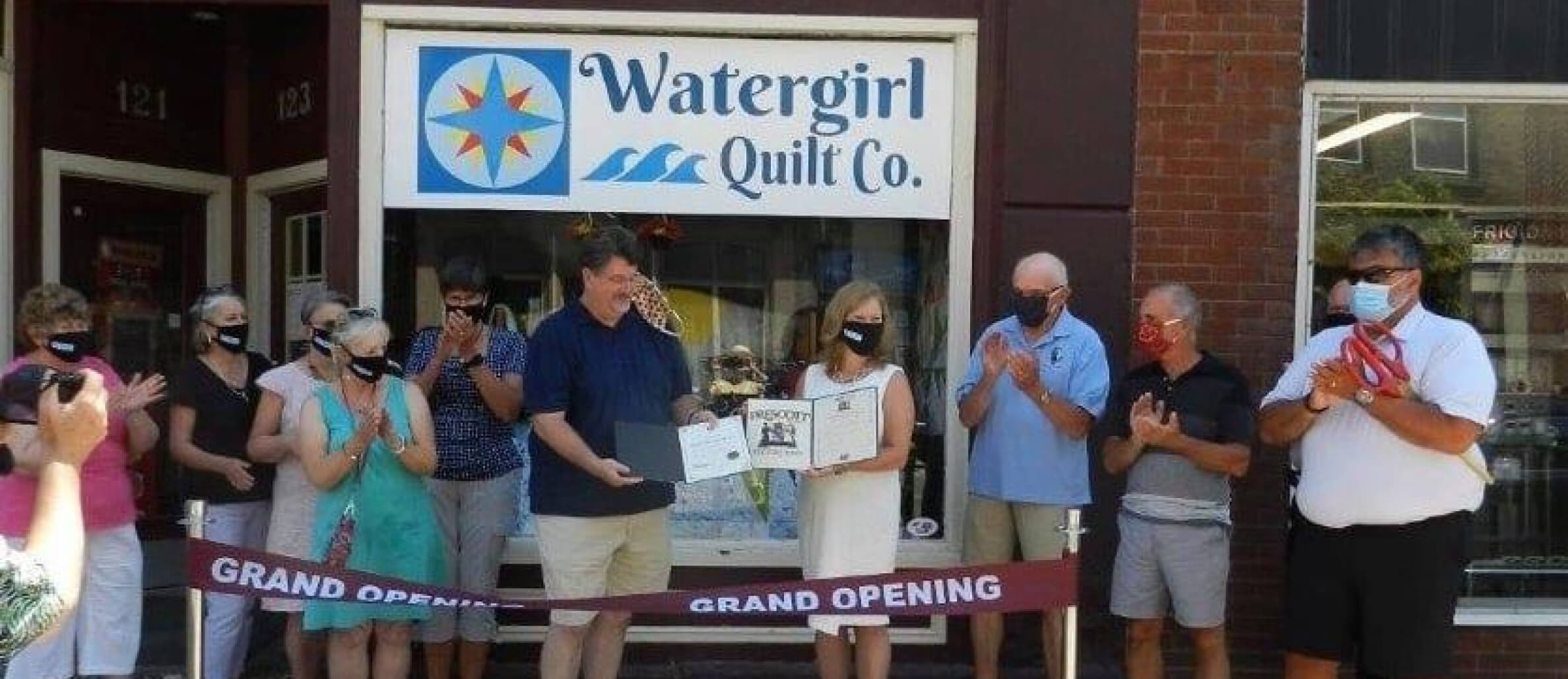 L’extérieur de la boutique Watergirl Quilt Co. le jour de la grande ouverture 