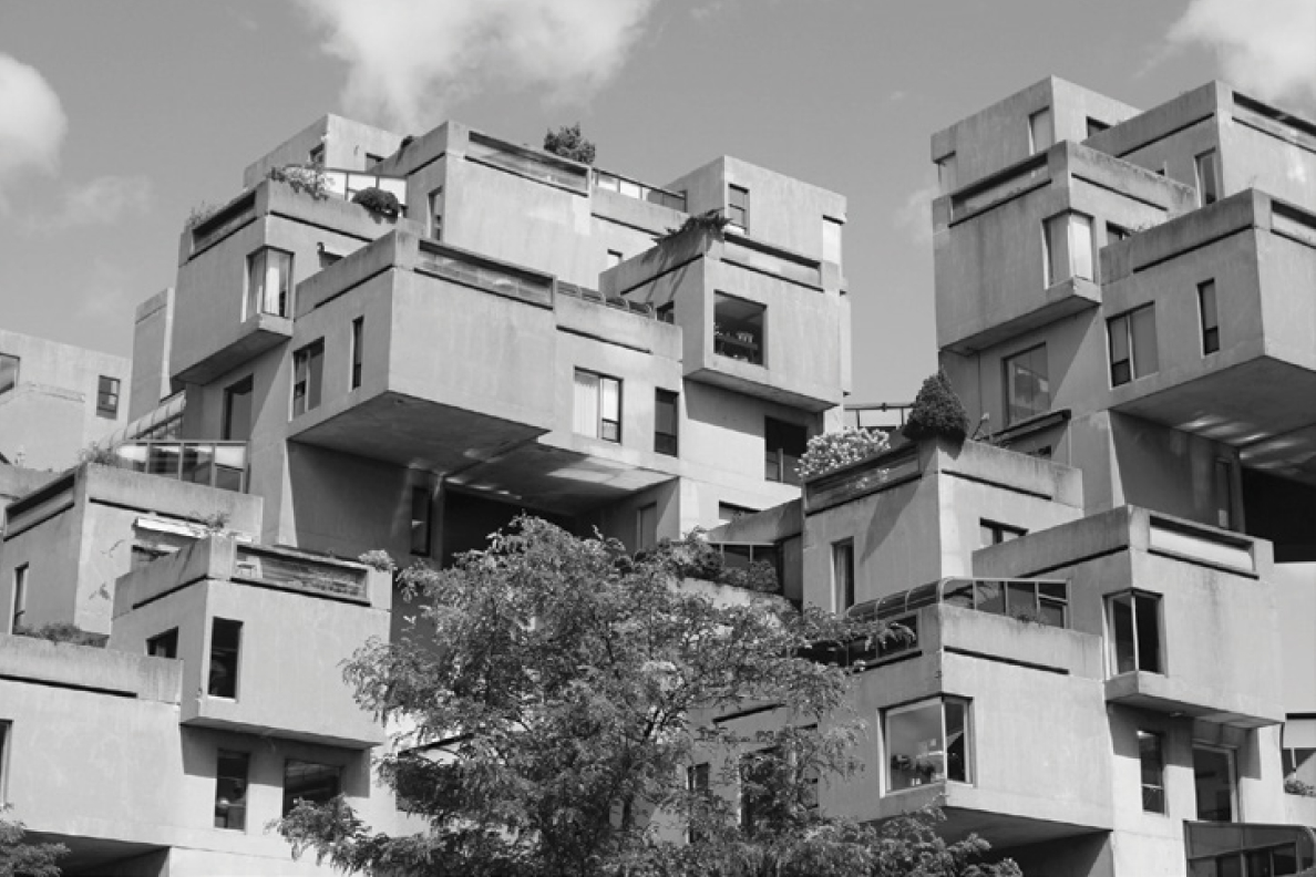 Point de vue extérieur sur Habitat 67, le spectaculaire ensemble d’appartements modulaires situé à Montréal.