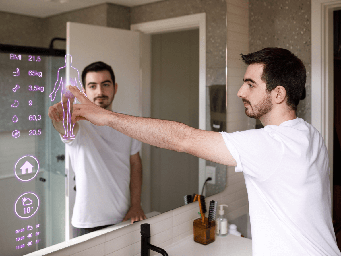 Dans sa salle de bain, un homme appuie sur un des icônes d’un grand miroir intelligent.