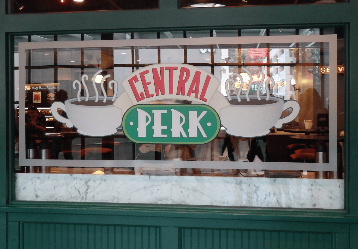 La devanture vitrée du café Central Perk de la série « Friends » du réseau NBC.