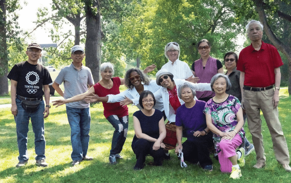 Un groupe de personnes âgées membres de la MPC Foundation posent ensemble dans un parc