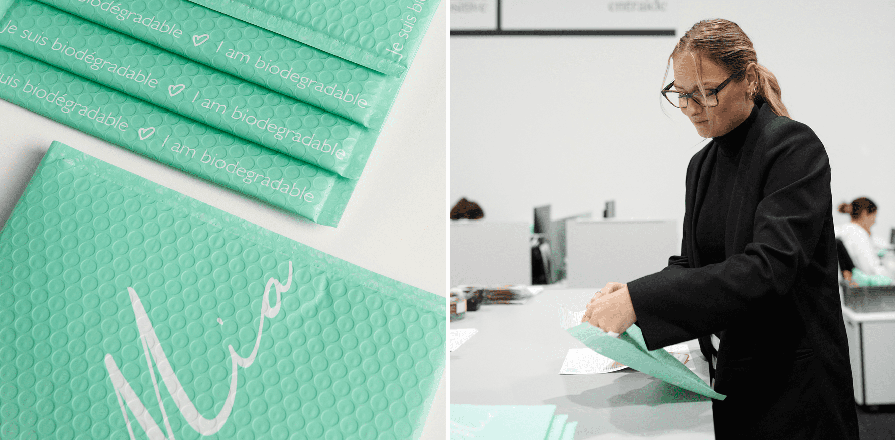 Une employée glisse des articles dans une enveloppe réutilisable vert menthe affichant le logo de Mia Bijoux
