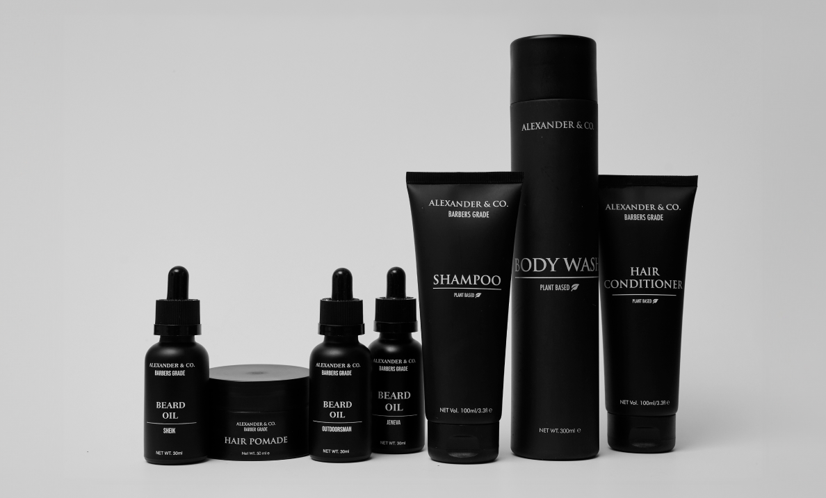 La gamme de produits de soins Alexander & Co., incluant des huiles à barbe, de la pommade, du shampooing, du gel douche et du revitalisant.