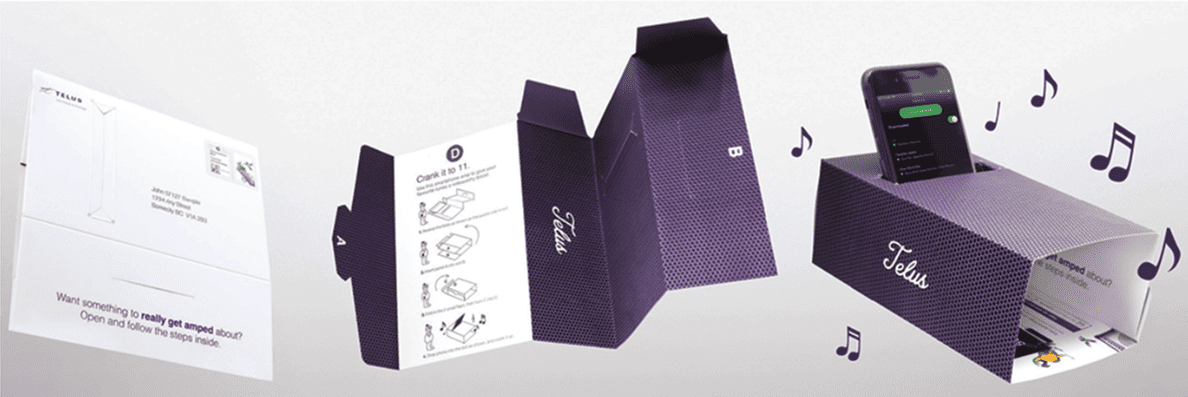 Une campagne postale de Telus où l’article se plie pour devenir un support à téléphone intelligent.