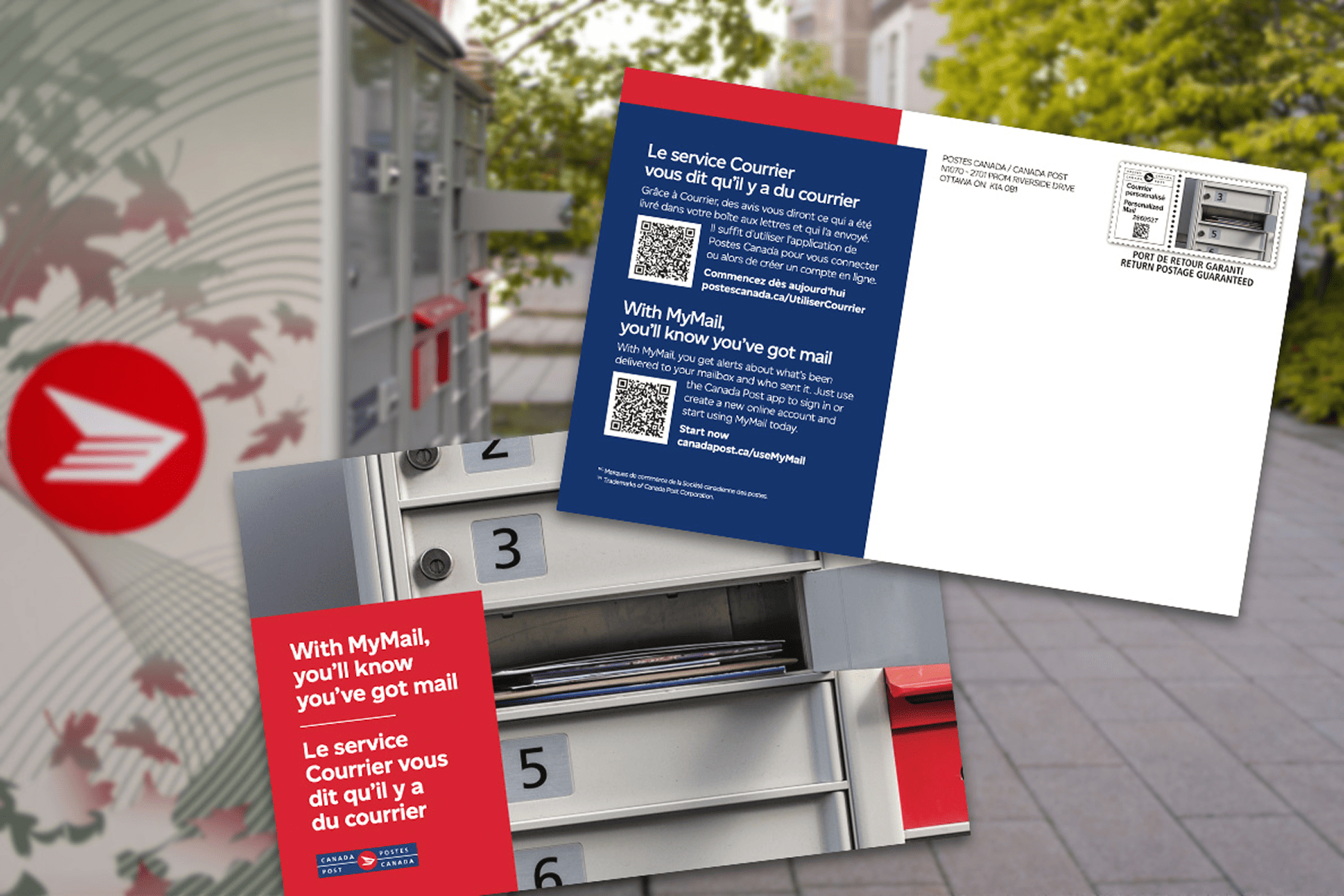 Recto et verso d’un publipostage MonCourrier de Postes Canada avec code QR devant une boîte postale communautaire.