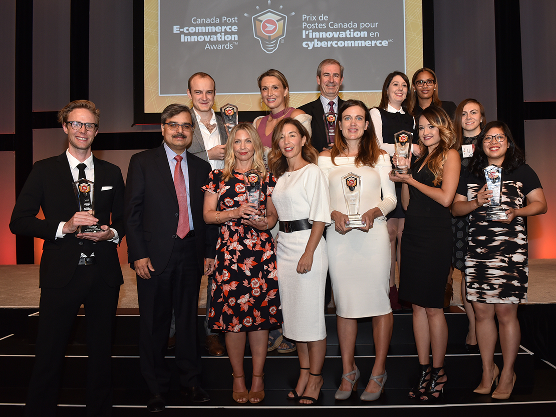 Tous les gagnants de la sixième édition annuelle des Prix de Postes Canada pour l’innovation en cybercommerce célébrant leur succès avec Deepak Chopra, président-directeur général de Postes Canada.