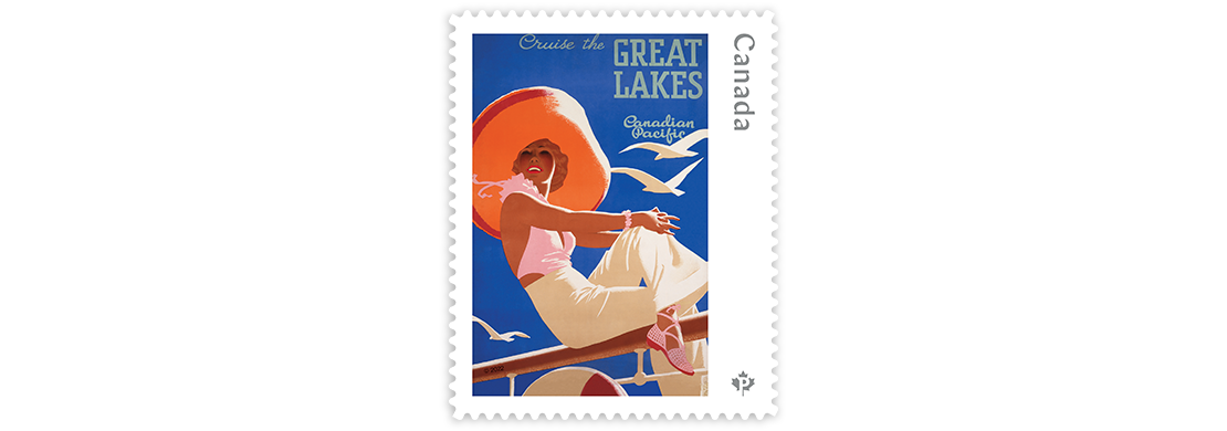 Timbre sur lequel figure une affiche de voyage illustrant une élégante vacancière à bord d’une croisière sur les Grands Lacs