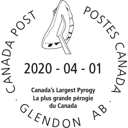 Grande statue d’une pérogie sur une fourchette et devise locale La plus grande pérogie du Canada, avec la date 1er avril 2020.