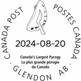 Grande statue d’une pérogie sur une fourchette et devise locale La plus grande pérogie du Canada, avec la date 1er avril 2020.