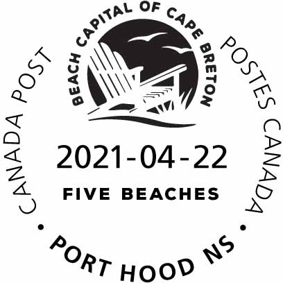 Fauteuil Adirondack survolé par des oiseaux, titre Five Beaches et devise locale Beach Capital of Cape Breton, avec la date 22 avril 2021.