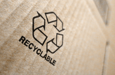 Une boîte d’expédition en carton portant la mention « Recyclable » et le pictogramme correspondant