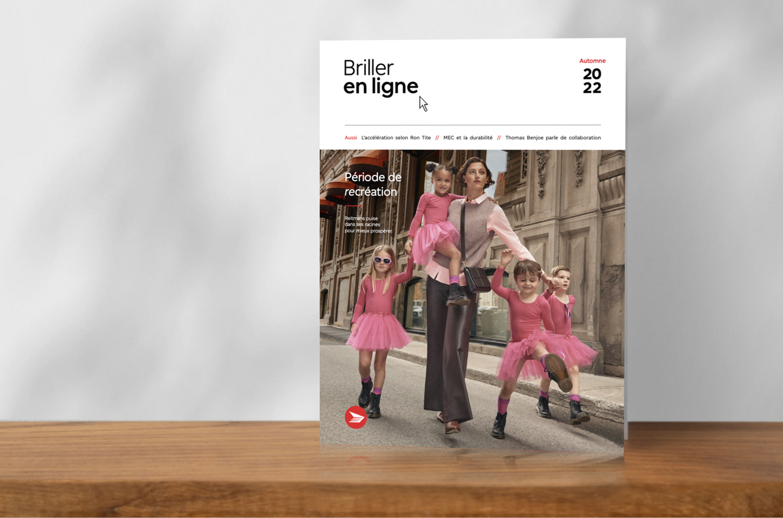 La page couverture de l'édition Automne 2022 du magazine Briller en ligne sur laquelle on voit une femme tenir par la main ses quatre enfants vêtus de rose en déambulant dans la rue.
