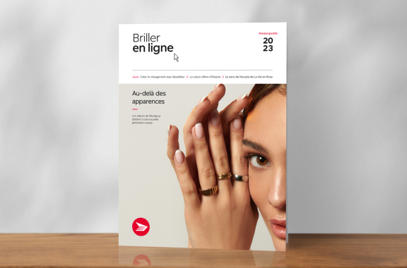 La page couverture de l’édition printemps/été du magazine « Briller en ligne » affichant le visage d’une femme et ses deux mains, dont l’une porte trois anneaux.