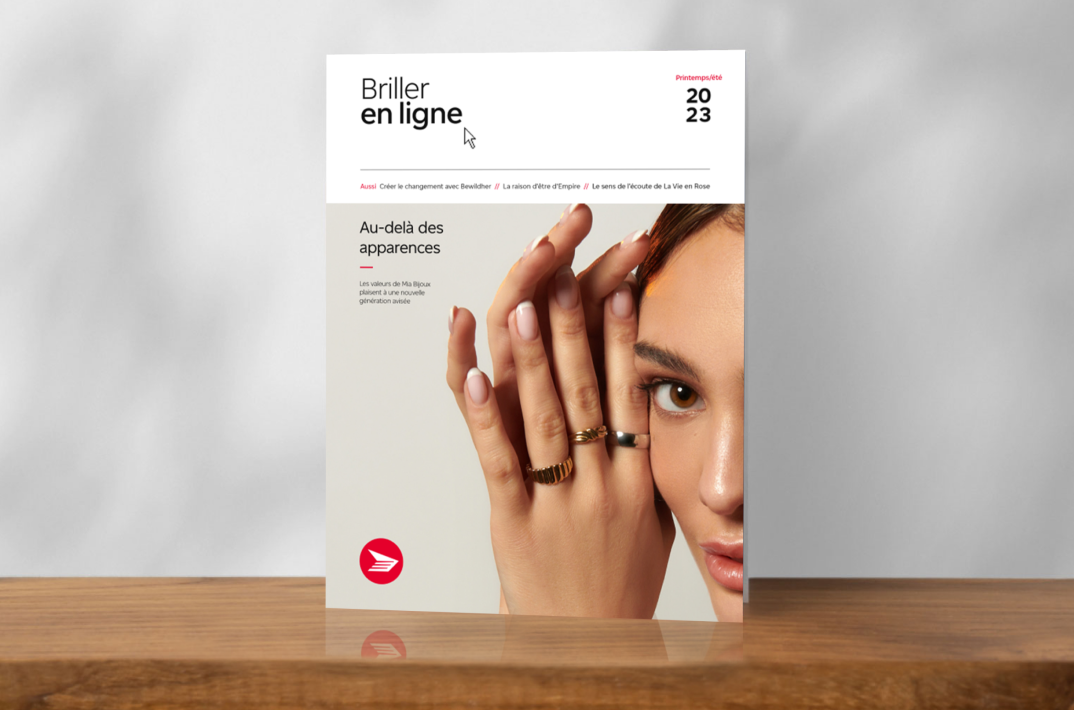 La page couverture de l’édition printemps/été du magazine « Briller en ligne » affichant le visage d’une femme et ses deux mains, dont l’une porte trois anneaux.