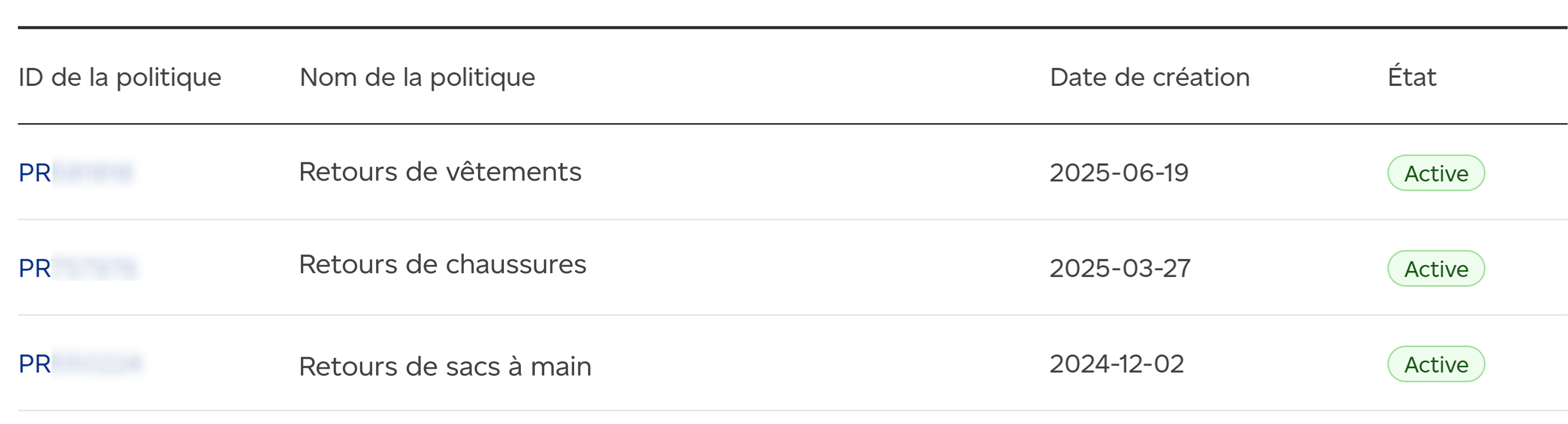 Saisie d’écran du tableau des politiques affichant trois rangées d’exemples de politiques de retour en fonction du type de produit. Le tableau comprend les colonnes « ID de la politique », « Nom de la politique », « Date de création » et « État ».