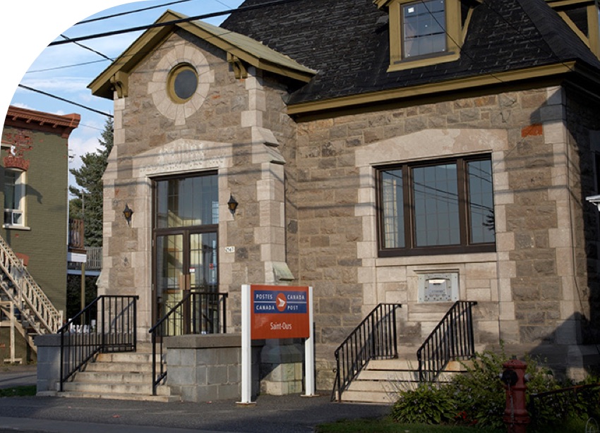 Il fait jour à l’extérieur du bureau de poste de Postes Canada à Saint-Ours, au Québec.