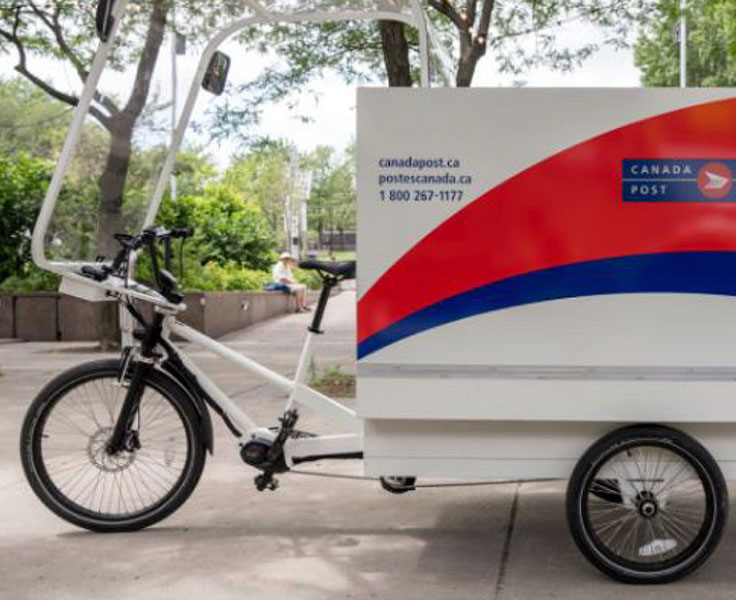 Un tricycle cargo électrique mis à l’essai par Postes Canada sur certains itinéraires dans le centre-ville de Montréal