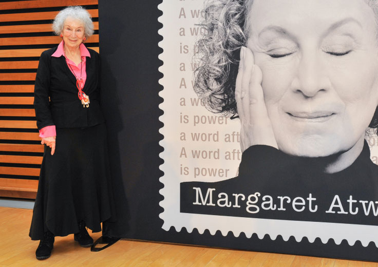 Margaret Atwood dévoile un timbre commémoratif émis en son honneur lors d’une cérémonie à la Toronto Reference Library en novembre 2021