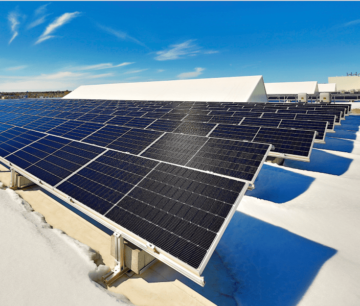 Une vue aérienne du nouveau Centre de traitement Albert-Jackson en hiver. Il y a un réseau de panneaux solaires sur le toit.