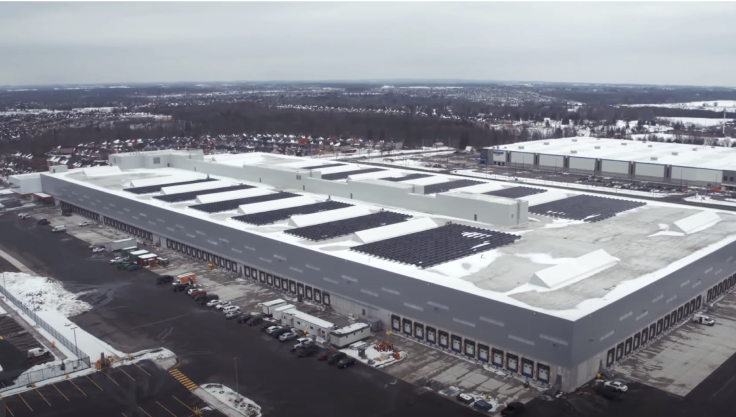 Une vue aérienne du nouveau Centre de traitement Albert-Jackson en hiver. Il y a un réseau de panneaux solaires sur le toit.