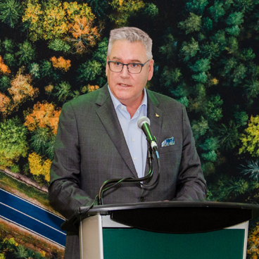 Le pr&eacute;sident-directeur g&eacute;n&eacute;ral de Postes Canada,
  Doug Ettinger, prend la parole derri&egrave;re un podium.