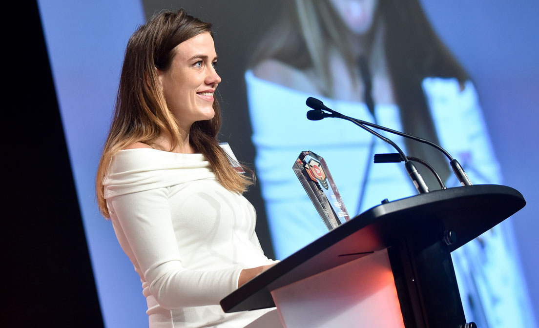 Kendall Barber, cofondatrice de Poppy Barley, acceptant un Prix de Postes Canada pour l’innovation en cybercommerce