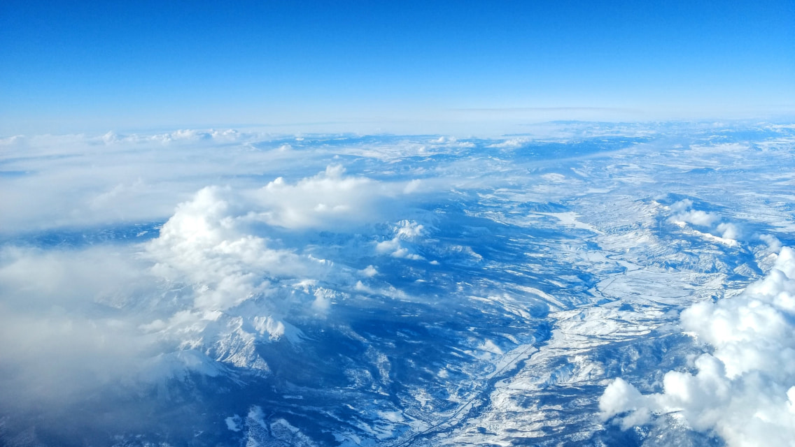 Une vue aérienne de la Terre au-dessus d'un tourbillon de nuages.