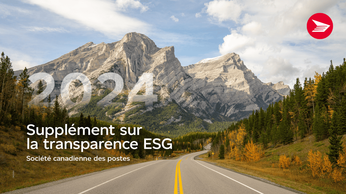 « Supplément sur la transparence ESG 2024 de la Société canadienne des postes. » Une route rurale en lacets au pied des montagnes.
