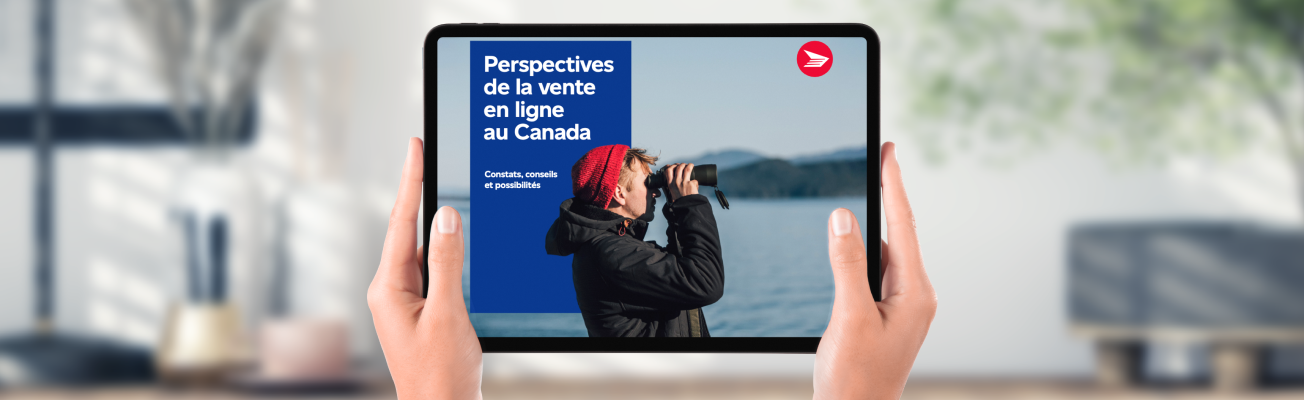 Les mains d’une femme qui tient une tablette numérique. À l’écran, la page couverture du rapport  « Perspectives de la vente en ligne au Canada – Constats, conseils et possibilités ».