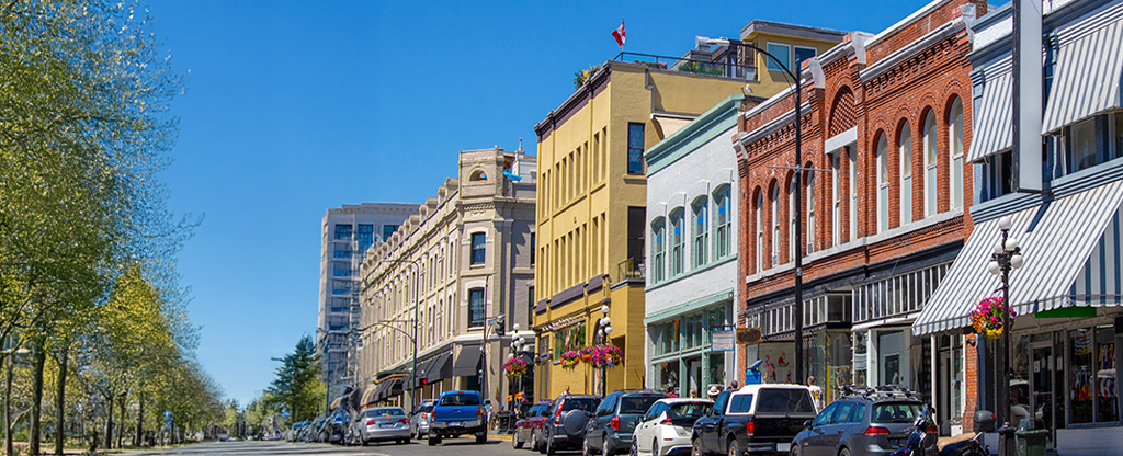 Une rue d’un quartier historique d’une ville canadienne aux immeubles de briques colorés.