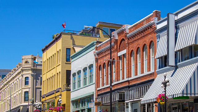Une rue d’un quartier historique d’une ville canadienne aux immeubles de briques colorés.