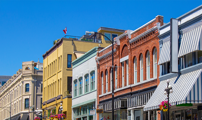 Une rue d’un quartier historique d’une ville canadienne aux immeubles de briques colorés.