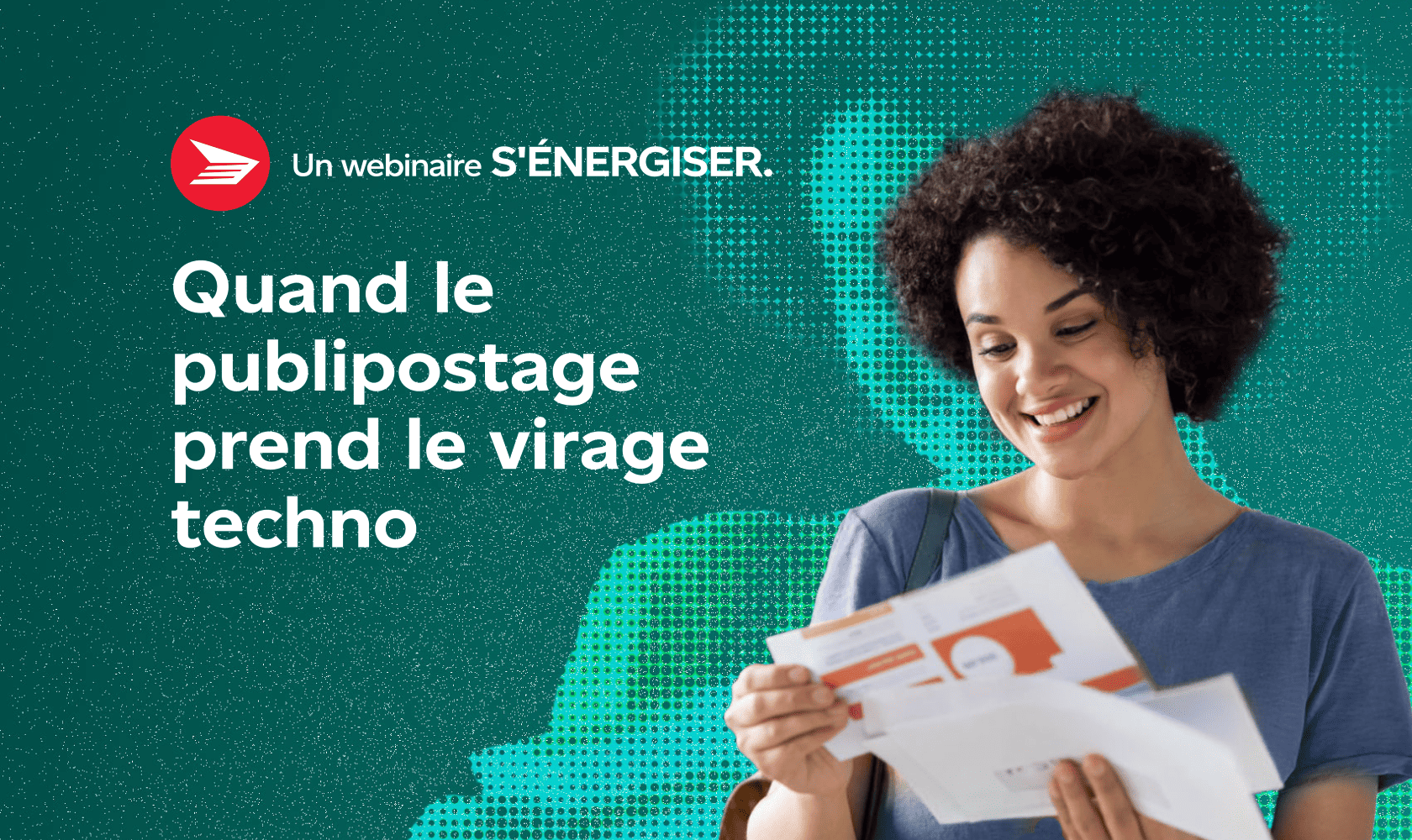 Quand le publipostage prend le virage techno. Un webinaire S’ÉNERGISER. » Une femme consulte son courrier en souriant.