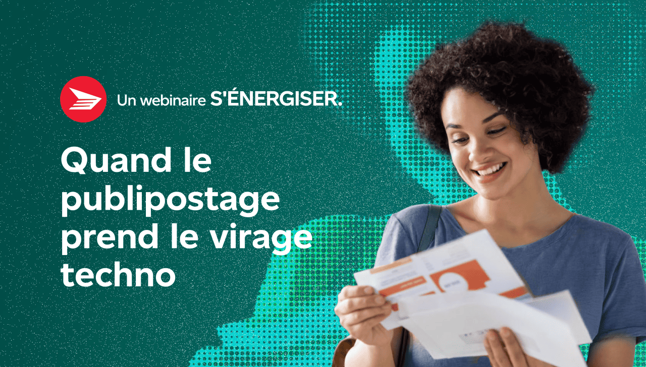 Quand le publipostage prend le virage techno. Un webinaire S’ÉNERGISER. » Une femme consulte son courrier en souriant.