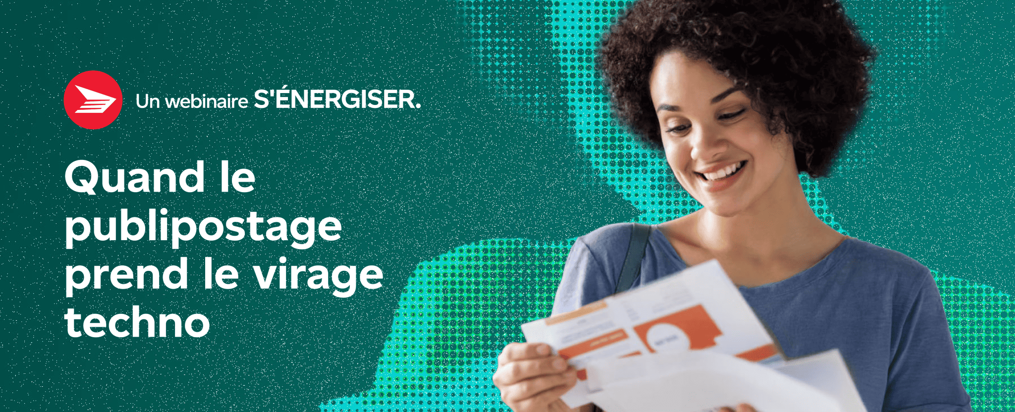 Quand le publipostage prend le virage techno. Un webinaire S’ÉNERGISER. » Une femme consulte son courrier en souriant.