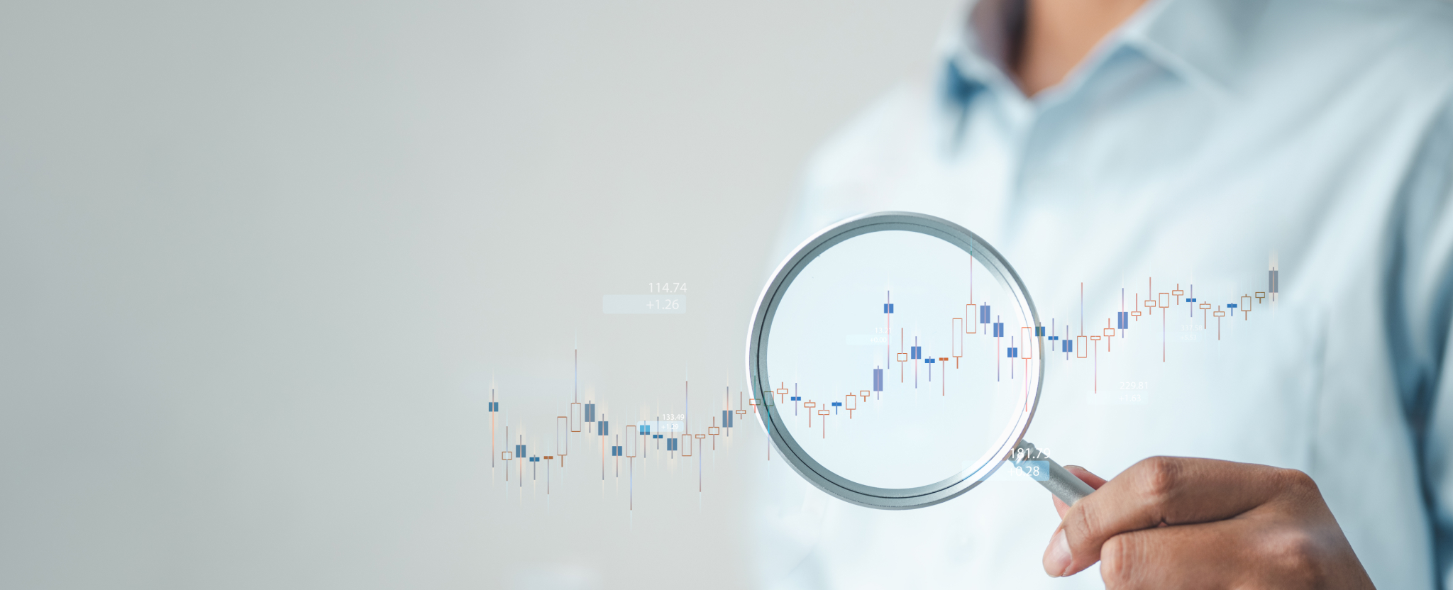 Un homme tient une loupe au-dessus d’un graphique en hausse, soulignant ainsi l’importance de l’analyse des données sur les résultats commerciaux.