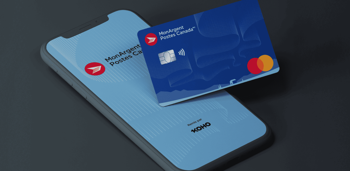 Une carte MonArgent Postes Canada est à demi posée sur l’écran d’un téléphone mobile, qui affiche « MonArgent Postes Canada, remis par KOHO »