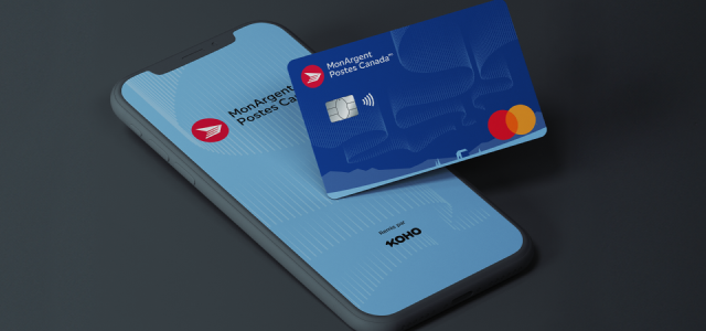 Une carte MonArgent Postes Canada est à demi posée sur l’écran d’un téléphone mobile, qui affiche « MonArgent Postes Canada, remis par KOHO »