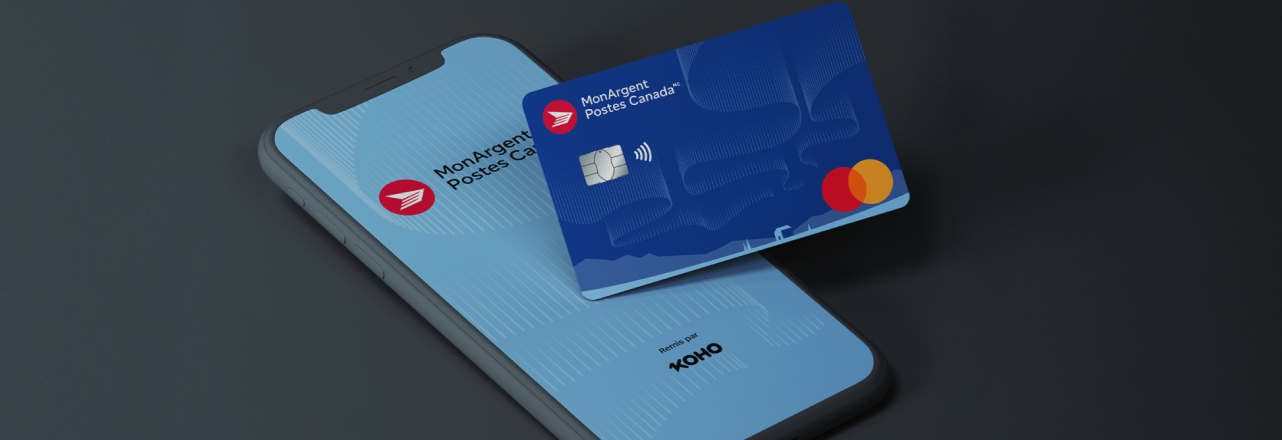 Une carte MonArgent Postes Canada est à demi posée sur l’écran d’un téléphone mobile, qui affiche « MonArgent Postes Canada, remis par KOHO »